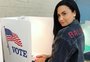 Demi Lovato publica foto votando após sair da reabilitação