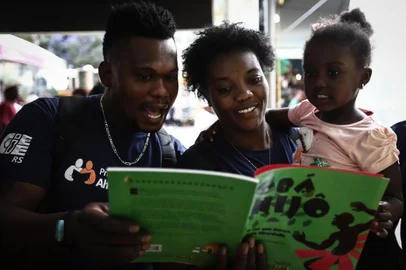  PORTO ALEGRE, RS, BRASIL - Grupo de haitianos que participam das oficinas gratuitas de língua portuguesa promovidas pelo CIEE-RS visitará a Feira do Livro. (Carlos Macedo/Agência RBS)Indexador: Carlos Macedo