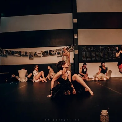 Performance de dança das meninas do Espaço Oásis