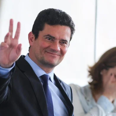 Brazilian Judge Sergio Moro, who was appointed by Brazilian President-elect Jair Bolsonaro as Justice Minister, waves after lunch at the transitional governments headquarters in Brasilia on November 8, 2018. (Photo by Sergio LIMA / AFP)
