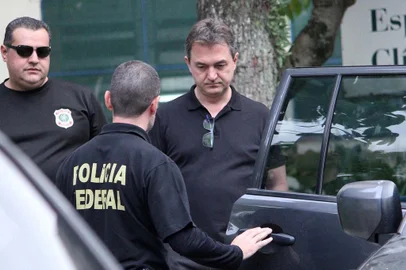 JOESLEY BATISTA É PRESO NA OPERAÇÃO CAPITU.SP - PRISÃO-JOESLEY-BATISTA-IML - GERAL - Empresário Joesley Batista deixa o Instituto Médico Legal (IML) Central de São Paulo (SP), após ser preso durante a Operação Capitu, deflagrada pela Polícia Federal, na manhã desta sexta-feira (9). A Operação Capitu investiga o envolvimento do vice-governador do estado, Antonio Andrade (MDB), em um esquema de corrupção na época em que ele era ministro da Agricultura do governo Dilma Rousseff (PT). 09/11/2018 - Foto: WILLIAN MOREIRA/FUTURA PRESS/FUTURA PRESS/ESTADÃO CONTEÚDOEditoria: GERALLocal: SÃO PAULOIndexador: WILLIAN MOREIRAFotógrafo: FUTURA PRESS