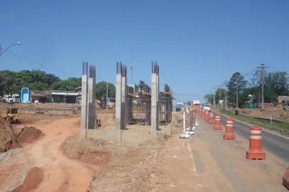 Construção de viaduto na RS-040 com RS-118