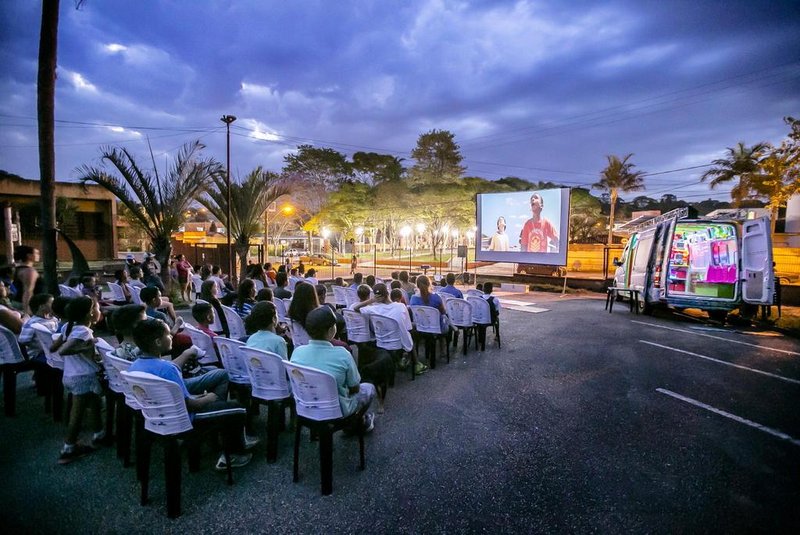 Cinesolar,iniciativa brasileira de cinema itinerante que exibe filmes a partir da energia solar.