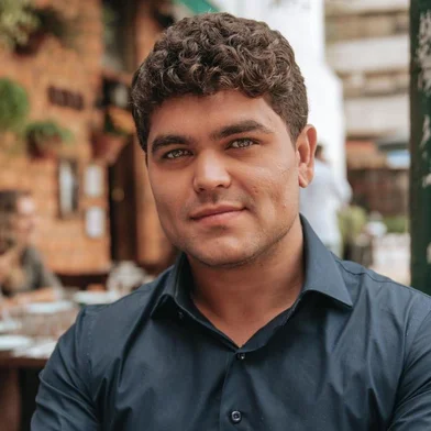 Tallis Gomes é Forbes 30 under 30, eleito pelo MIT como um dos jovens mais inovadores do Brasil, é Young Leader of the Year nos Estados Unidos pela Latin Trade, foi Empreendedor do Ano por dois anos consecutivos pelo João Doria no LIDE, Entrepreneur of the Year pela Younsei University na Coreia do Sul e considerado pela revista Galileu como uma das 25 pessoas mais influentes da internet brasileira. O autor já ministrou palestras nas melhores universidades do mundo como Columbia, Duke, Harvard e Yonsei University (Coreia do Sul), sendo apontado como uma das maiores autoridades em inovação do Brasil. A venda da Easy Taxi é considerada uma das três maiores saídas da história do ecossistema brasileiro; Tallis hoje se dedica à Singu, maior marketplace de beleza e bem-estar do Brasil.