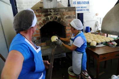  FARROUOPILHA, RS, BRASIL, 10/11/2018. Expo Farroupilha e 23ª Fenakiwi, movimento na tarde deste sábado. Na foto, Clube de mães de  Nova Milano fazem pão em forno a lenha.  (Porthus Junior/Agência RBS)