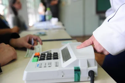  CAXIAS DO SUL, RS, BRASIL, 28/10/2018. Eleições 2018 - Segundo Turno - Movimento nos locais de votação para presidente e governador. Na foto, Escola Estadual de Ensino Médio Alexandre Zattera, no bairro Desvio Rizzo. (Porthus Junior/Agência RBS)