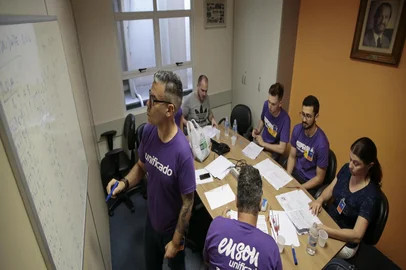  PORTO ALEGRE, RS, BRASIL - 2018.11.11 - Correção da prova do Enem pelos professores do Unificado. (Foto: ANDRÉ ÁVILA/ Agência RBS)