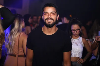 Atores se divertiram em balada na Casa NTX. Na foto: Rodrigo Simas.