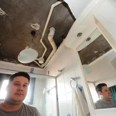  CAXIAS DO SUL, RS, BRASIL, 13/11/2018. Teto da casa do estudante Uilson Correa de Lima, 31 anos, desabou com tremor registrado na Zona Leste de Caxias na noite de terça-feira. (Porthus Junior/Agência RBS)