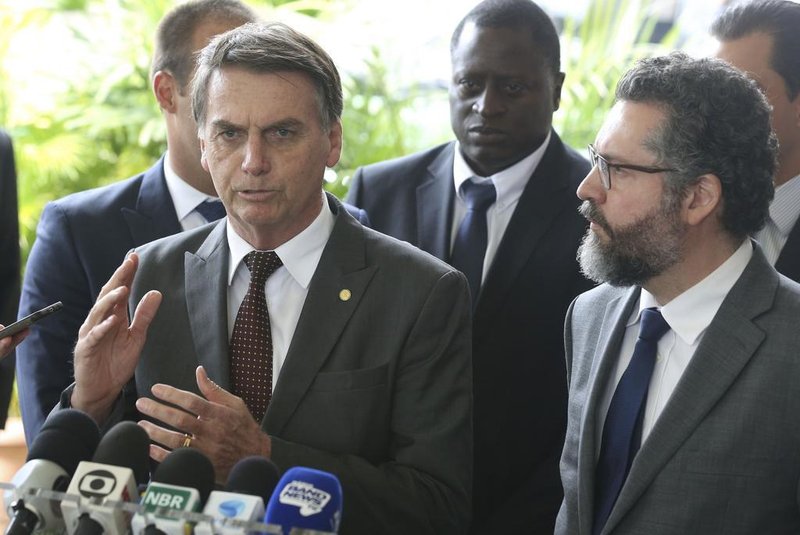  O presidente eleito Jair Bolsonaro e o futuro ministro das Relações Exteriores, embaixador Ernesto Fraga Araújo, concedem entrevista à imprensa no CCBB.