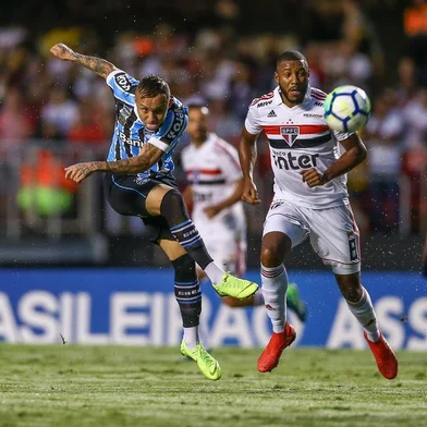 Gremio x Sao PauloRS - FUTEBOL/CAMPEONATO BRASILEIRO 2018/GREMIO X SAO PAULO - ESPORTES - Lance da partida entre Gremio e Sao Paulo disputada na noite desta quinta-feira, no Estadio Morumbi, em Sao Paulo, valida pelo Campeonato Brasileiro 2018. FOTO: LUCAS UEBEL/GREMIO FBPAEditoria: SPOIndexador: Lucas UebelSecao: futebolFonte: Gremio.netFotógrafo: Gremio x Sao Paulo