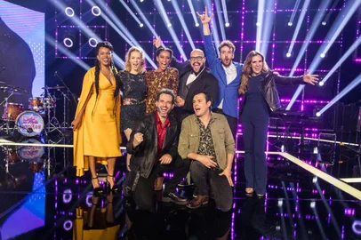 Os apresentadores Tais Araujo e Tiago Abravanel com os finalistas do PopStar, Jeniffer Nascimento, Malu Rodrigues, Joao Cortes, Renata Capucci, Mouhamed Harfouch e Sergio Guize