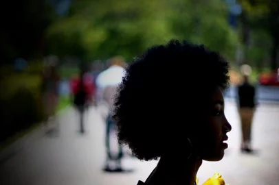  PORTO ALEGRE, RS, BRASIL - No dia da consciência negra, comemorado hoje, negros da UFRGS se reúnem para fazer uma fotografia coletiva.