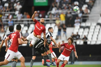 Inter  de Rodrigo Moledo perde para o Botafogo no Engenhão