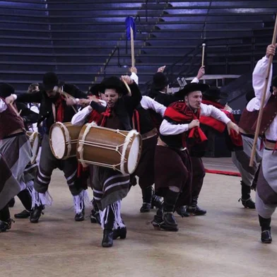 Cinco entidades representam a Serra na etapa final do Enart 2018. Grupos se apresentam em Santa Cruz e tentam uma vaga na finalíssima do domingo. Na foto, grupo Heróis Farroupilhas, de Caxias.