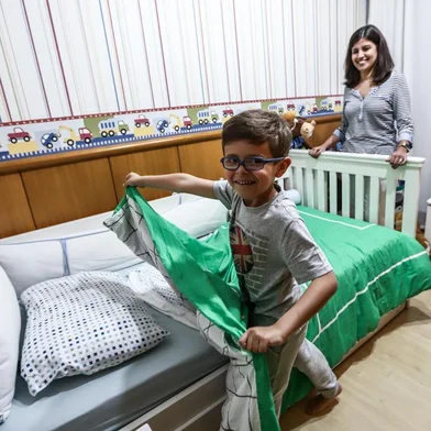  PORTO ALEGRE,RS, BRASIL, 23/10/2018 - Criança que ajuda nas atividades domésticas. O menino (Benjamin) arruma a cama com ajuda da mãe (Viviane).  (FOTOGRAFO: CARLOS MACEDO / AGENCIA RBS)Indexador: Carlos Macedo