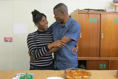 Casal de haitianos Claude Pierre e Lucienne Pierre Lovis ganha festa de casamento no Banco do Vestuário, em Caxias do Sul. Eles se casaram no final de semana e não tinham dinheiro para a festa; nesta segunda, colegas de um curso no Banco do Vestuário fizeram uma festa surpresa para os dois.