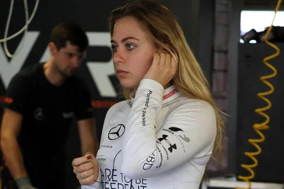  This photo taken on November 16, 2018 and provided by the South China Morning Post on November 19 shows Van Amersfoort Racings 17-year-old Sophia Floersch in the pits at the Formula Three Macau Grand Prix in Macau. - The 17-year-old female teenage driver suffered a fractured spine when her car flew off the track in a horrifying crash at the Formula Three Macau Grand Prix on November 18. (Photo by K.Y. CHENG / SCMP / AFP) / - Hong Kong OUT - Macau OUT / -----EDITORS NOTE --- RESTRICTED TO EDITORIAL USE - MANDATORY CREDIT AFP PHOTO / SOUTH CHINA MORNING POST - NO MARKETING - NO ADVERTISING CAMPAIGNS - DISTRIBUTED AS A SERVICE TO CLIENTS - NO ARCHIVESEditoria: SPOLocal: MacauIndexador: K.Y. CHENGSecao: motor racingFonte: SCMPFotógrafo: STR