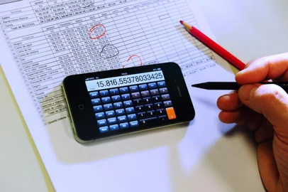  PORTO ALEGRE, RS, BRASIL, 13-10-2013. Consumidores colocam as contas em dia para ter crédito para as compras de fim de ano( Foto Andréa Graiz/Agência RBS, Economia).