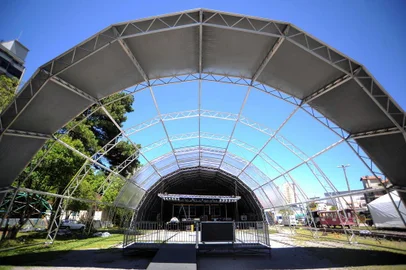  CAXIAS DO SUL, RS, BRASIL 20/11/2018Montagem da estrutura do MDBF 2018 na estação férrea de Caxias do Sul. (Felipe Nyland/Agência RBS)