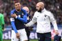 Frances midfielder Kylian Mbappe (L) leaves the pitch after getting injured during the friendly football match France vs Uruguay, on November 20, 2018 at the Stade de France in Saint-Denis, outside Paris. (Photo by Anne-Christine POUJOULAT / AFP)Editoria: SPOLocal: Saint-DenisIndexador: ANNE-CHRISTINE POUJOULATSecao: soccerFonte: AFPFotógrafo: STF