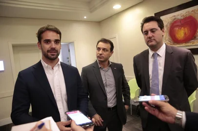  PORTO ALEGRE, RS, BRASIL, 20-11-2018. Encontro de governadores eleitos da Região Sul. ESQUERDA PRA DIREITA: Eduardo Leite (RS) Comandante Moisés (SC) e Ratinho Júnior (PR). (ANDRÉ ÁVILA/AGÊNCIA RBS)