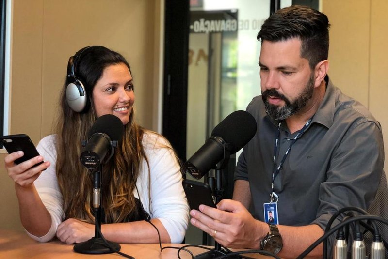 Amanda Schenkel e Luciano Costa são os locutores das chamadas de audiodescrição da RBS TV.