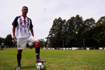  CAXIAS DO SUL, RS, BRASIL, 13/11/2018 - Série de reportagens sobre esporte amador, realizada em parceria com a Radio Gaúcha, jornal Pioneiro e RBS TV. NA FOTO: Alex Gauer é meia do Juvenil de São Braz e finalista na Copa União, na categoria veteranos. (Marcelo Casagrande/Agência RBS)