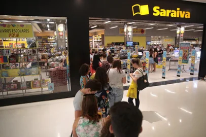  PORTO ALEGRE, RS, BRASIL - 2017.01.31 - Bela Gil autografa livro de receitas em Porto Alegre, na livraria Saraiva do shopping Iguatemi. (Foto: ANDRÉ ÁVILA/ Agência RBS)- CRÉDITO: André Ávila, Agência RBS, 31/01/2017