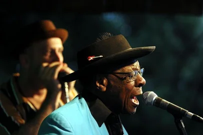  CAXIAS DO SUL, RS, BRASIL, 23/11/2018. 11º Mississippi Delta Blues Festival, MDBF, no Largo da Estação Férrea - 2º dia. Na foto, Bob Stronger & The Headcutters, no Front Porch. (Felipe Nyland)