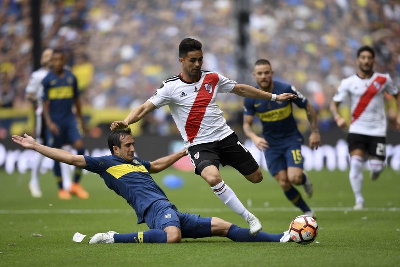 River Plates Gonzalo Martinez (R) is marked by Boca Juniors Carlos Izquierdoz during the first leg match of their all-Argentine Copa Libertadores final, at La Bombonera stadium in Buenos Aires, on November 11, 2018. (Photo by Eitan ABRAMOVICH / AFP)
