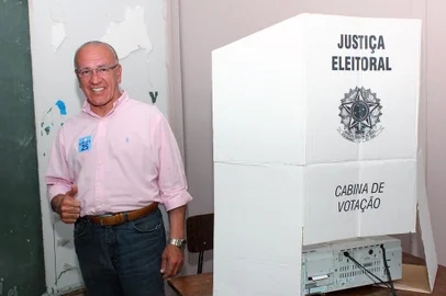  CAXIAS DO SUL, RS, BRASIL, 07/10/2012. Candidato a prefeito Milton Corlatti vota no colégio João Magalhães Filho. (Daniela Bohm/Divulgação)