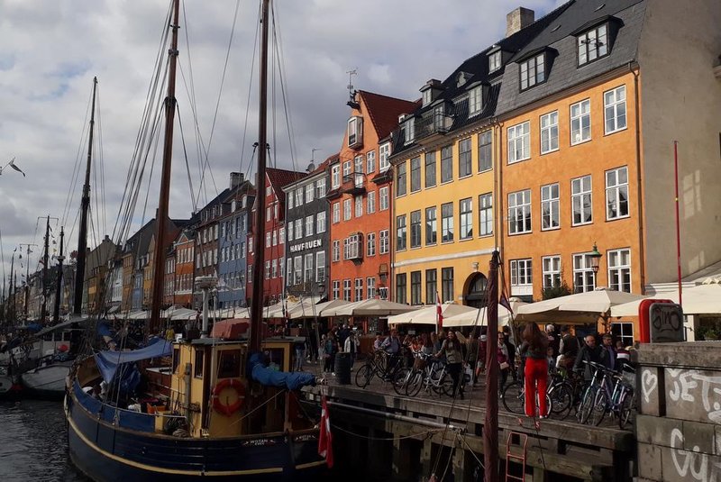 Principal cartão postal de Copenhague, Nyhavn, o porto novo, com suas casinhas coloridas, é repleto de bares e restaurantes.