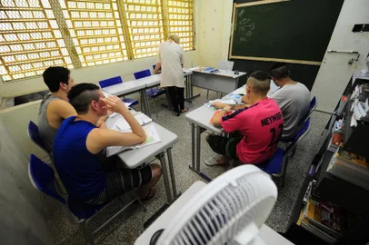 CAXIAS DO SUL, RS, BRASIL, 13/11/2018. Estão em andamento as obras do prédio da Escola Estadual de Ensino Médio Paulo Freire, que fica dentro do Centro de Atendimento Socioeducativo (Case) de Caxias do Sul. O espaço fica anexo ao Case e terá cinco salas de aula, laboratório de informática, sala de professores, biblioteca, secretaria, sala da direção, banheiros e copa. A previsão de término é para abril de 2019 e o custo R$ 742.404,24, de um convênio com a Secretaria Estadual de Educação. (Porthus Junior/Agência RBS)