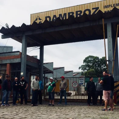 Ex-funcionários protestam por falta de pagamento rescisório da empresa Dambroz.