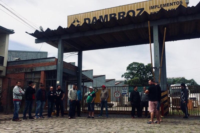 Ex-funcionários protestam por falta de pagamento rescisório da empresa Dambroz.