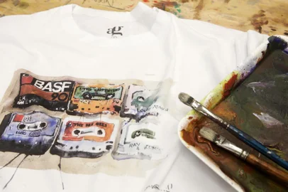 Artista Antonio Giacomin lança linha de camisetas com suas obras estampadas