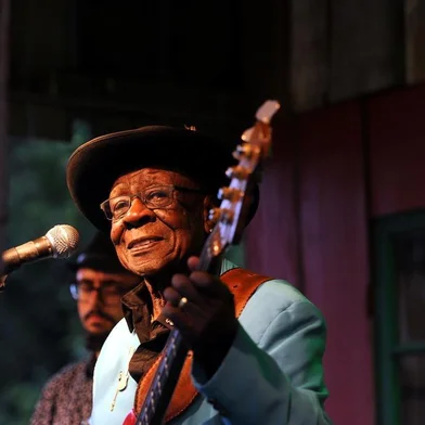  CAXIAS DO SUL, RS, BRASIL, 23/11/2018. 11º Mississippi Delta Blues Festival, MDBF, no Largo da Estação Férrea - 2º dia. Na foto, Bob Stronger & The Headcutters, no Front Porch. (Felipe Nyland)