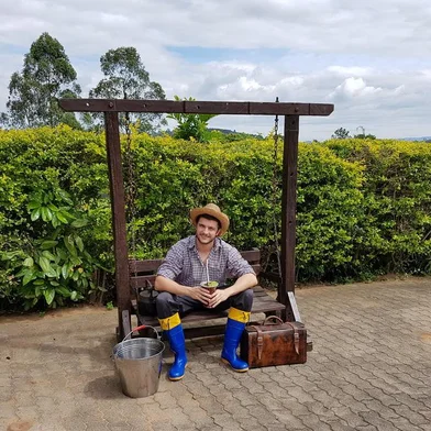 O Badin é um colono ( eduardo Gustavo Christ).Através de suas histórias engraçada e seu jeito típico do interior de falar, com seu carisma e ingenuidade, vem agregando publico desde a criança até o vovô e a vovó, pois ambos se identificam com as frases e dizeres que o personagem expressa.