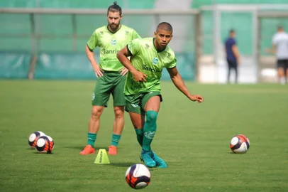  CAXIAS DO SUL, RS, BRASIL, 03/03/2017. Treino do Juventude no estádio Alfredo Jaconi. O atacante Taiberson é o novo reforço do Juventude, e foi apresentado nesta manhã. (Diogo Sallaberry/Agência RBS)