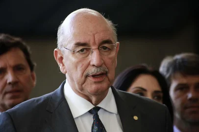 JAIR BOLSONARO E NOVOS MINISTROS NO GABINETE DE TRANSIÇÃO DO GOVERNODF - BOLSONARO-GABINETE-TRANSIÇÃO-NOVO-GOVERNO - POLÍTICA - Osmar Terra, ministro da Cidadania é apresentado pelo presidente eleito Jair Bolsonaro no Centro Cultural Banco do Brasil (CCBB), em Brasília (DF), onde funciona o gabinete de transição do novo governo, nesta quinta-feira (28). 28/11/2018 - Foto: FáTIMA MEIRA/FUTURA PRESS/FUTURA PRESS/ESTADÃO CONTEÚDOEditoria: POLÍTICALocal: BRASÍLIAIndexador: FáTIMA MEIRAFotógrafo: FUTURA PRESS