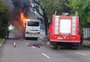 Ônibus pega fogo na zona leste da Capital