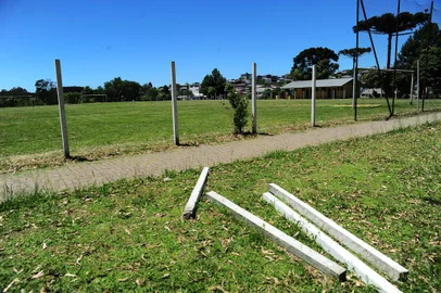  CAXIAS DO SUL, RS, BRASIL, 21/11/2018. Moradores do Serrano reclamam de abandono de área de lazer. José Veloso, 50, diz que fazia a manutenção do local por conta até ser impedido pela Amob e a prefeitura. (Porthus Junior/Agência RBS)