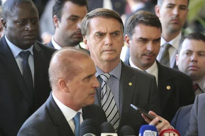 O ministro extraordinário do governo de transição, Onyx Lorenzoni, ao lado do presidente eleito Jair Bolsonaro, fala à imprensa, no CCBB. Foto: Valter Campanato/Agência Brasil