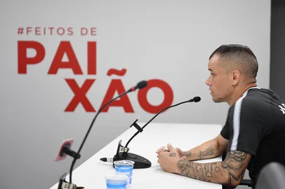 DAlessandro concede entrevista coletiva no CT Parque Gigante
