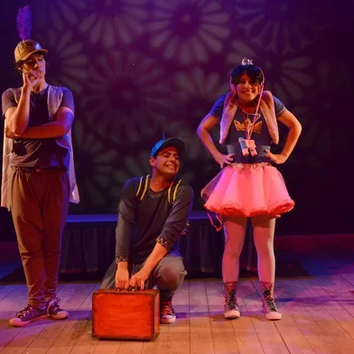 Espetáculo Príncipes, princesas, sapos e lagartos, da Cia Stravaganza de Teatro de Porto Alegre, apresenta no Theatro Treze de Maio