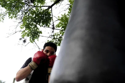 CAXIAS DO SUL, RS, BRASIL, 12/11/2018Meninos do boxe olímpico no bairro cruzeiro treinam numa antiga base da BM.Derick Machado de Oliveira AvrelaLucas Amorelli/Agência RBS