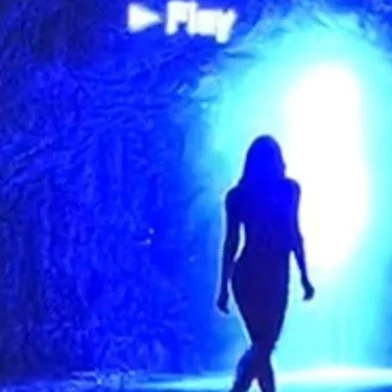 Marilda (Letícia Spiller) na fonte da juventude em O Sétimo Guardião.