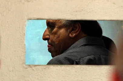 Pezão chega à prisão da PM, em Niterói, onde ficará em sala de Estado MaiorRJ - LAVA JATO/RIO/OPERAÇÃO BOCA DE LOBO/PEZÃO/PRISÃO - POLÍTICA - O governador Luiz Fernando Pezão (MDB), que foi preso na manhã desta quinta-feira, 29, em   uma operação da Polícia Federal que recebeu o nome de Boca de Lobo, chega em Niterói,    onde ficara preso em uma sala especial na Unidade Prisional da Polícia Militar, no   Batalhão Especial Prisional (BEP).   29/11/2015 - Foto: FÁBIO MOTTA/ESTADÃO CONTEÚDOEditoria: POLÍTICALocal: RIO DE JANEIROIndexador: FÁBIO MOTTAFonte: ESTADÃO CONTEUDOFotógrafo: ESTADÃO CONTEÚDO