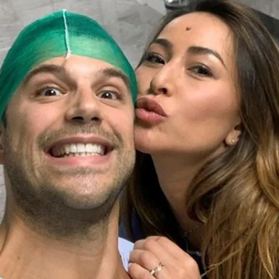 Sabrina Sato deu à luz sua primeira filha, Zoe, fruto de sua união com o ator Duda Nagle, ontem, às 15h41min, em uma maternidade de São Paulo. Grávida há 42 semanas, a apresentadora se submeteu à uma cesárea, após a bolsa estourar por volta das 15h30min de quarta-feira, e ela não ter conseguido ter o parto humanizado que queria. Zoe nasceu com 3,360 quilos. Mãe e filha passam bem.